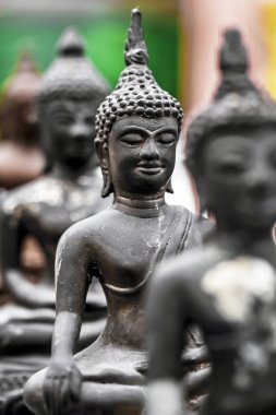 Arka plan üzerinde eski antik Buda heykeli