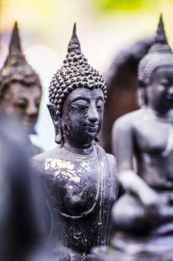 Arka plan üzerinde eski antik Buda heykeli