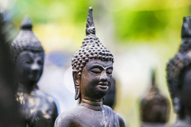 Arka plan üzerinde eski antik Buda heykeli