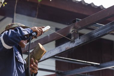 Tamirci demiri kaynaklamak için bir alet kullanıyordu ta ki kıvılcım çıkana kadar.