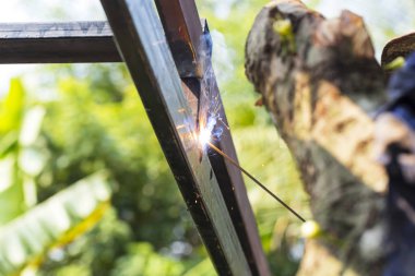 Tamirci demiri kaynaklamak için bir alet kullanıyordu ta ki kıvılcım çıkana kadar.