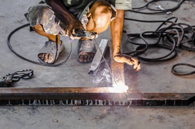 Tamirci demiri kaynaklamak için bir alet kullanıyordu ta ki kıvılcım çıkana kadar.