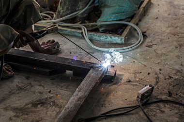 Tamirci demiri kaynaklamak için bir alet kullanıyordu ta ki kıvılcım çıkana kadar.