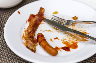 Partiden arta kalan yemekler hazır.