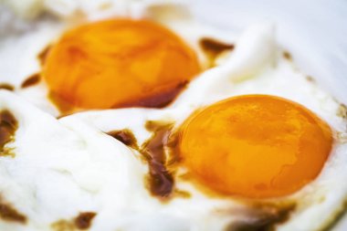 Organik tavuk yumurta Fried dökme demir tava üzerinde olmak