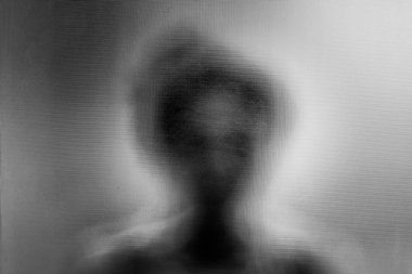 bulanık camArkasında duran kadın / pencerenin arkasında