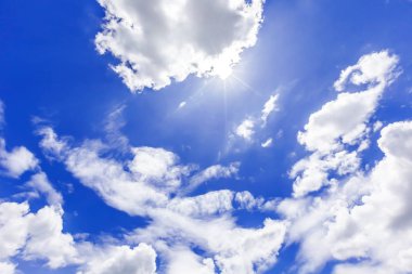 Mavi gökyüzüne karşı fantastik yumuşak beyaz bulutlar