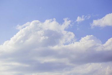 Mavi gökyüzüne karşı fantastik yumuşak beyaz bulutlar