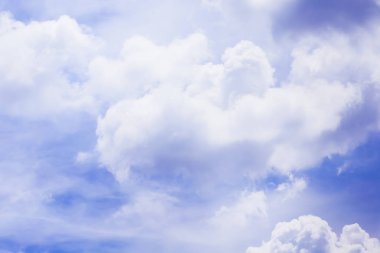 Mavi gökyüzüne karşı fantastik yumuşak beyaz bulutlar