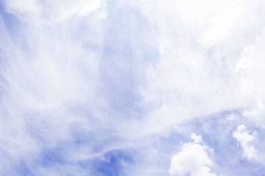 Mavi gökyüzüne karşı fantastik yumuşak beyaz bulutlar