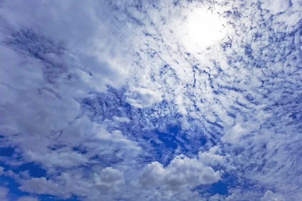 Fantastische Zachte Witte Wolken Tegen Blauwe Lucht — Stockfoto