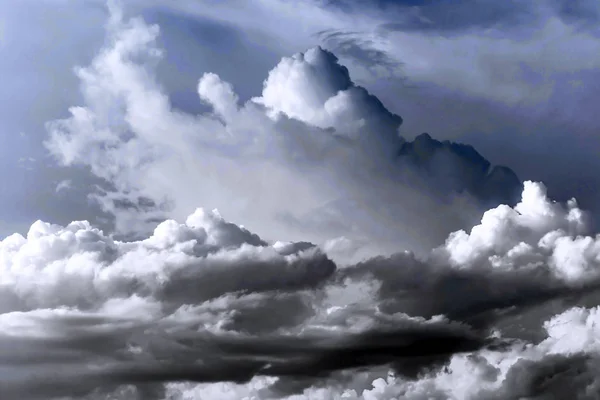 Fantastische Zachte Witte Wolken Tegen Blauwe Lucht — Stockfoto