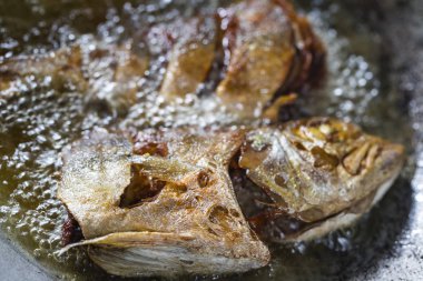 Kızarmış balık, ünlü Tayland deniz ürünleri menüsü.