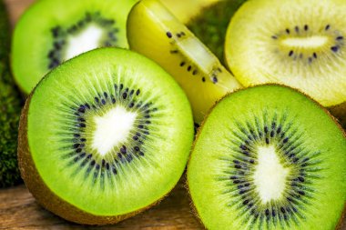 Beyaz arkaplanda yalıtılmış Kivi meyvesi