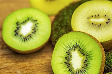 Beyaz arkaplanda yalıtılmış Kivi meyvesi