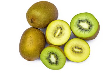 Beyaz arkaplanda yalıtılmış Kivi meyvesi