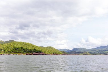 Ağaçlar, dağlar, baraj çevresinde nehirler