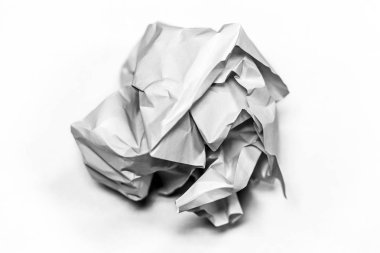 Kağıt beyaz bir arka plan üzerinde buruşturulmuş oldu