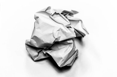 Kağıt beyaz bir arka plan üzerinde buruşturulmuş oldu