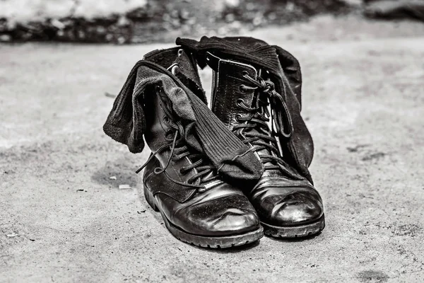 Botas Couro Preto Exército Nas Cinzas — Fotografia de Stock