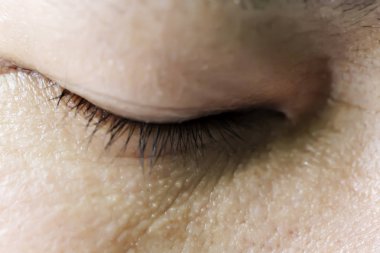 Pürüzsüz bir ciltle gözleri kapatın