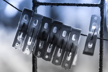 Çamaşırları yıkadıktan sonra klemplemek ya da onarmak için kullanılan birçok farklı kumaş kıskacı vardır..