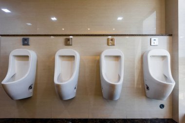 tuvalet odasında sifon lu tuvalet.