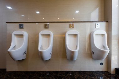 tuvalet odasında sifon lu tuvalet.