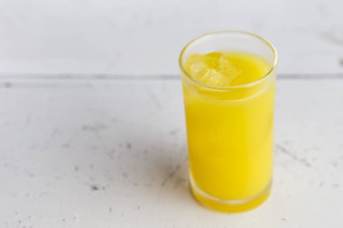 Taze sıkılmış portakal suyu her şeyle yemek için iyidir. C vitamini yüksek, her yaştan içilebilir.