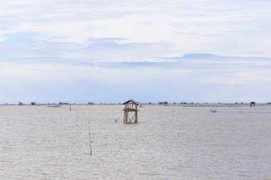 Balıkçıların evi geçici dinlenme için denize inşa edilmiş..