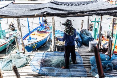 Balıkçılar balık tutmaya gitmeden önce balık yakalamak için aletler hazırlıyorlar..