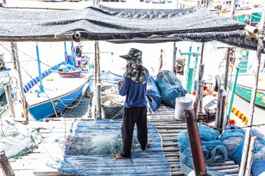Balıkçılar balık tutmaya gitmeden önce balık yakalamak için aletler hazırlıyorlar..
