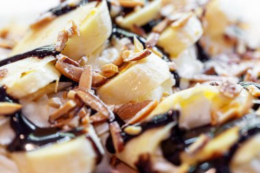 Taze çilekli ballı waffle.