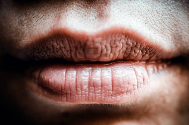 Kadının Yüzünün Dudaklarını Kapat