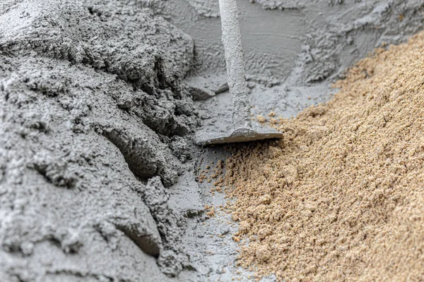 Verter Hormigón Con Cemento Mezcla Trabajadores Sitio Construcción — Foto de Stock