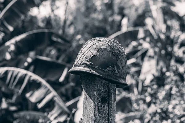 Velho Capacete Militar Após Alta — Fotografia de Stock