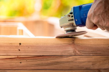 Marangoz ahşap cilası kullanıyor..