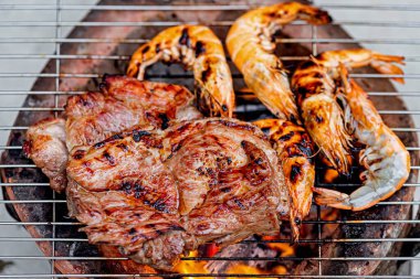 Marul yatağında ızgara domuz budu dilimleri.