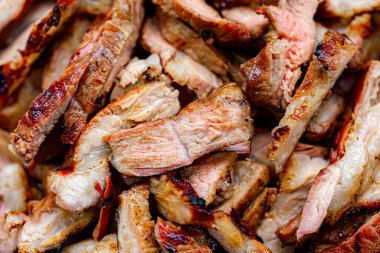 Marul yatağında ızgara domuz budu dilimleri.