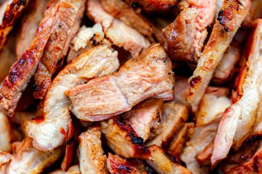 Marul yatağında ızgara domuz budu dilimleri.