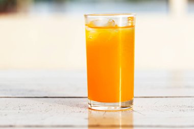 Taze sıkılmış portakal suyu her şeyle yemek için iyidir. C vitamini yüksek, her yaştan içilebilir.