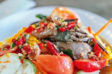 Papaya salatası sıcak ve baharatlı.