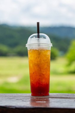 Bir bardak limonlu çay.