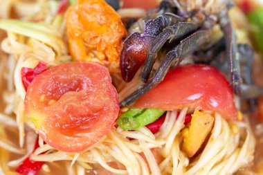 Tayland papayası baharatlı salata ya da Som Tum olarak bilinir. 