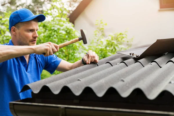 Dekarz Instalowanie Płyty Dachowe Bitumiczne — Zdjęcie stockowe