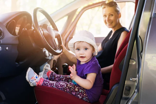 Moeder Met Kind Spelen Auto — Stockfoto