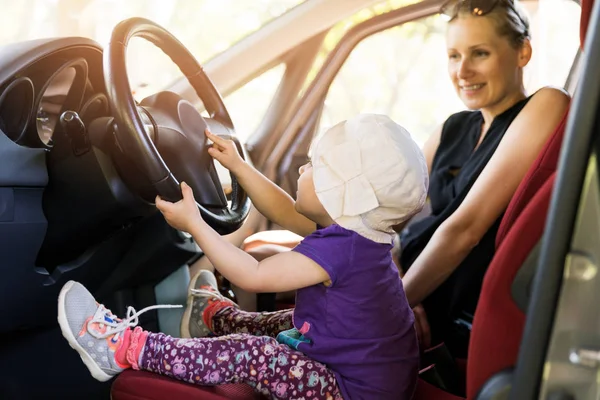 Moeder Met Kind Spelen Het Stuurwiel Auto — Stockfoto