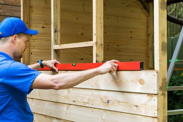 Bouw Werknemer Selectievakje Werpen Het Niveau Van Houten Plank Muur — Stockfoto