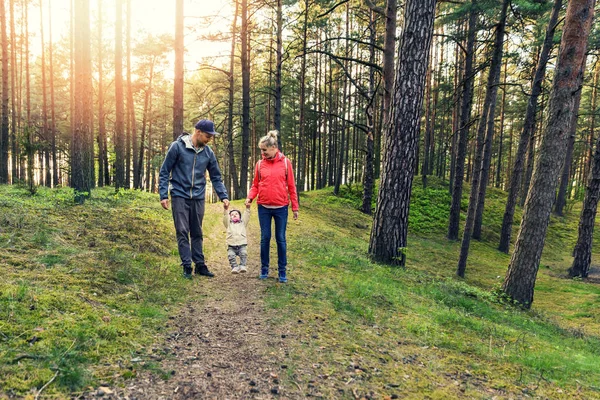 森の中の家族の散歩 — ストック写真