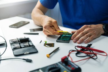 telefon bakımı - teknisyen yerine akıllı telefon pil